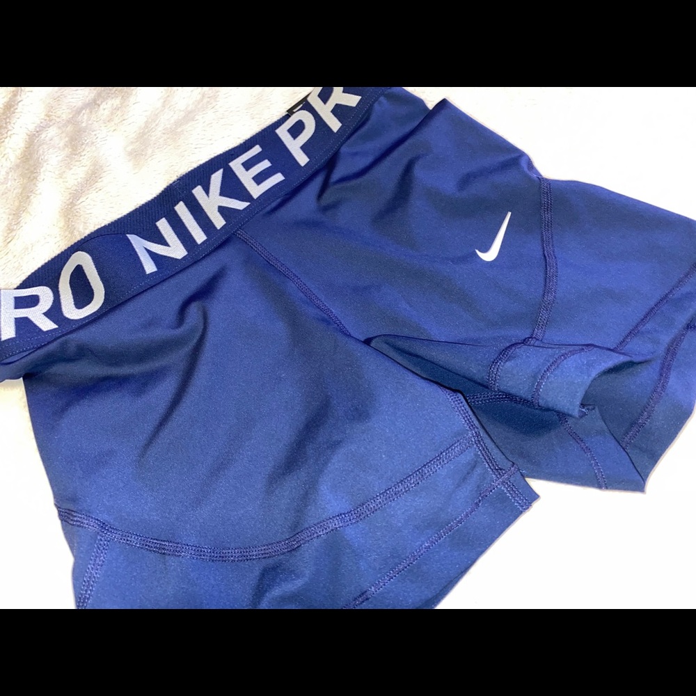 Women’s Nike slim shorts !!